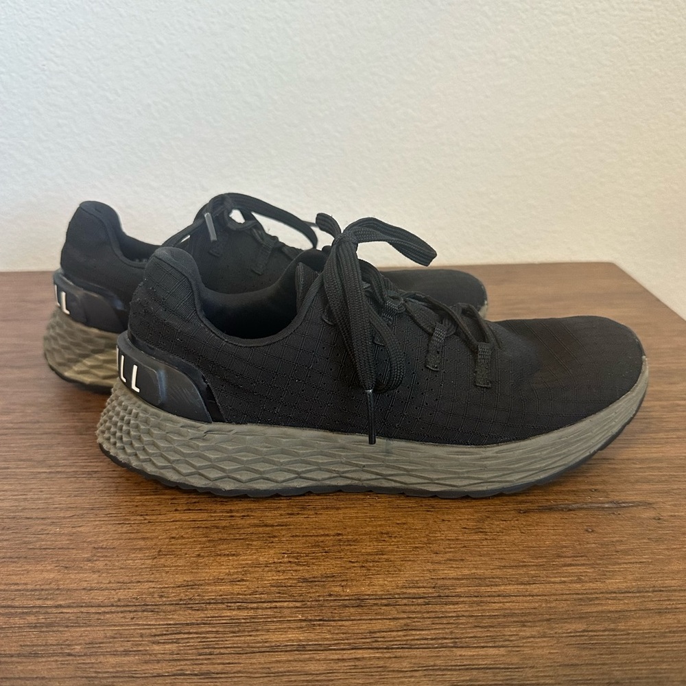 No Bull Black Sneaker with Olive Green Sole  Size 7